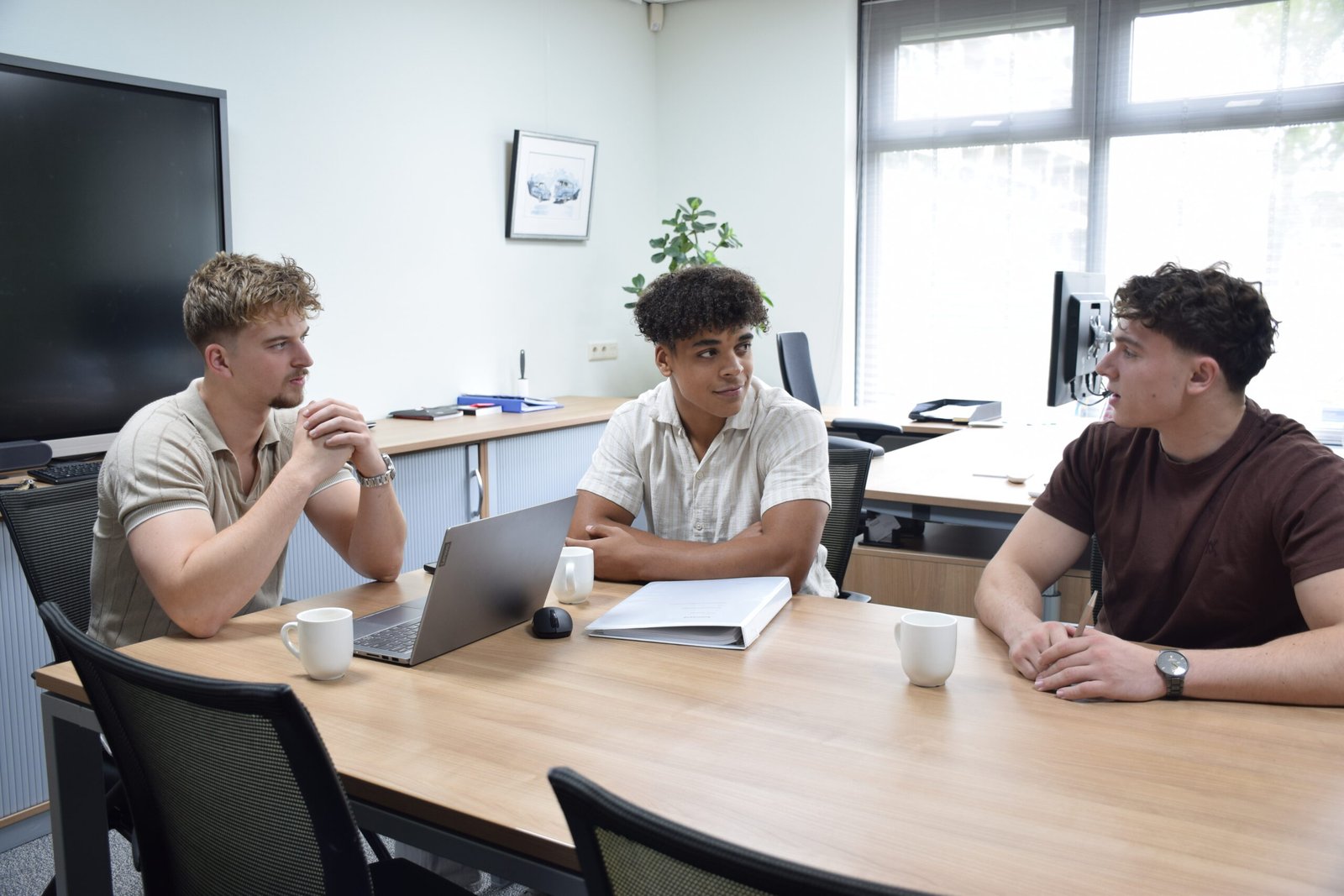 Yuri, Niek en Erik bespreken de resultaten van onze recente holistische samenwerking